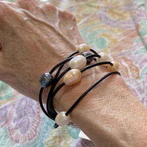 SAACHI Leather&Faux Pearl Bracelet with Magnetic Round Closure. Pink,White&Grey